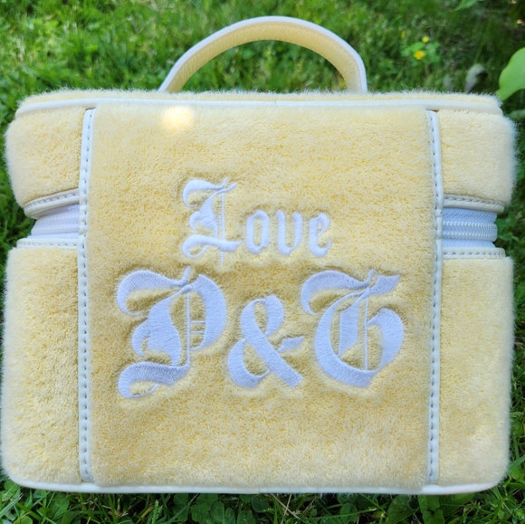 SOLD  Juicy Couture Train Case Cosmetic Case Travel Bag - Picture 13 of 14